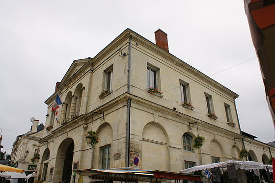 560px-la_mairie__bourgueil_771103945